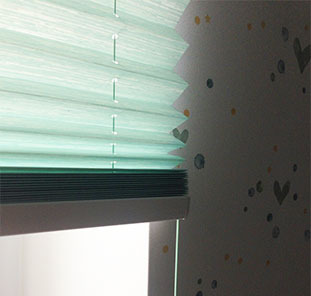 Шторы плиссе светло-зелёного цвета для детской комнаты