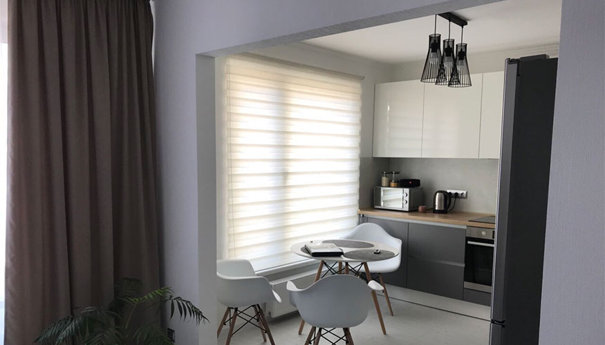 Свободновисящие рольшторы день-ночь на кухню